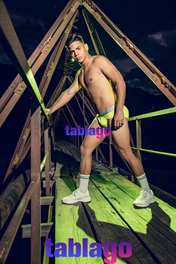 Valentino Disponible vergón Bisexual Versátil