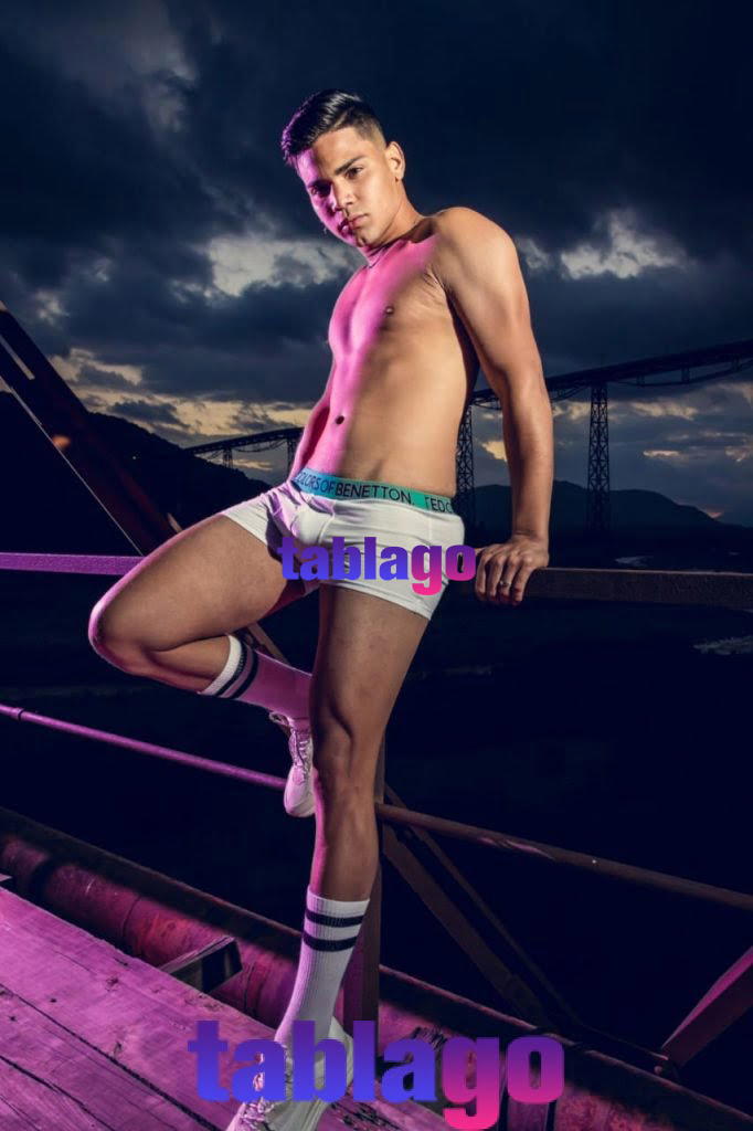 Valentino Disponible vergón Bisexual Versátil