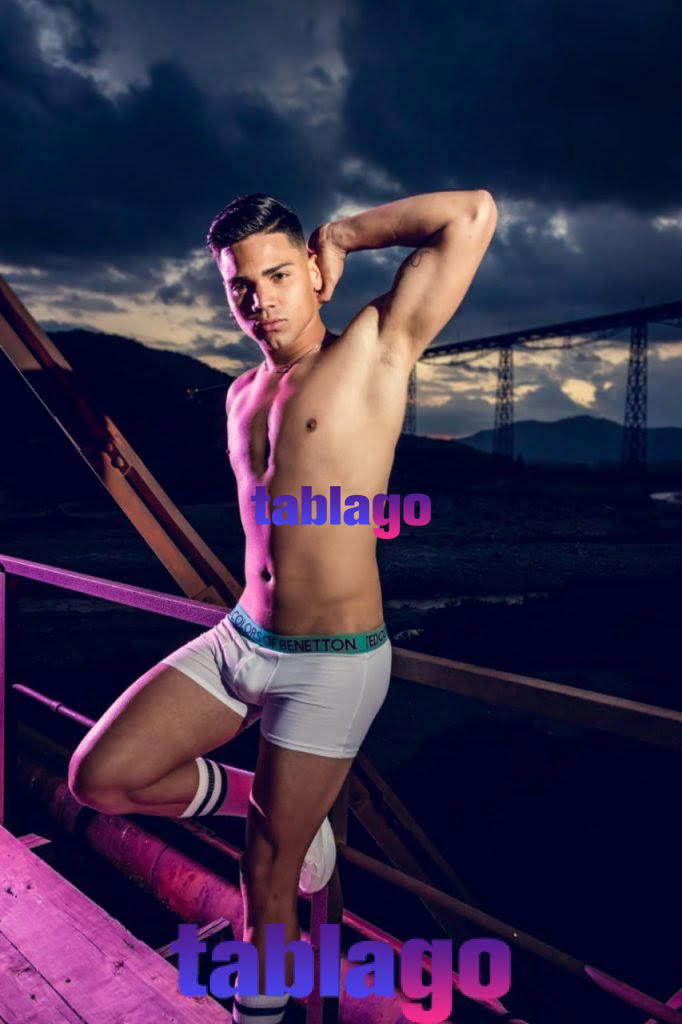 Valentino Disponible vergón Bisexual Versátil