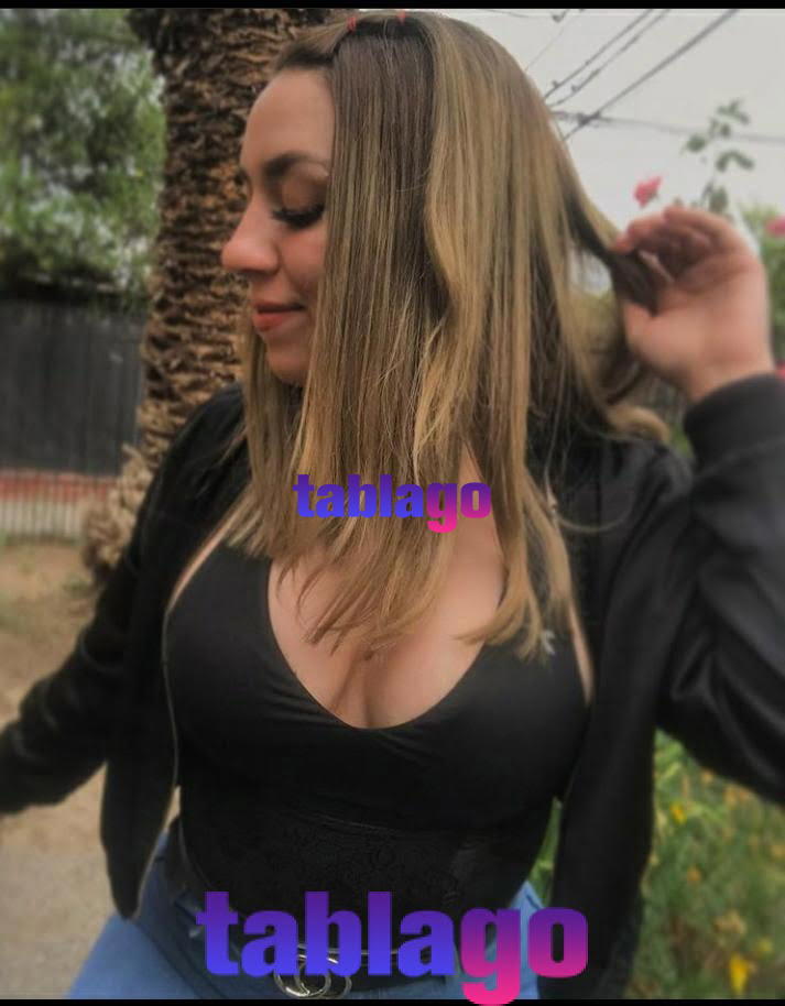 Jovencita cariñosa complaciente sin restricciones esperando por ti