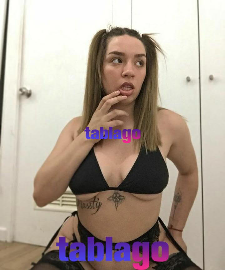 Jovencita cariñosa complaciente sin restricciones esperando por ti