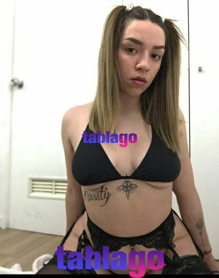 Jovencita cariñosa complaciente sin restricciones esperando por ti