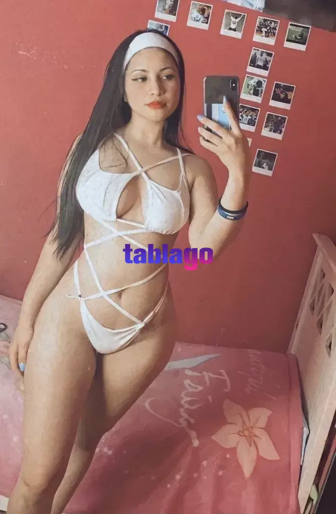 Una chica muy erótica y fantástica en la cama