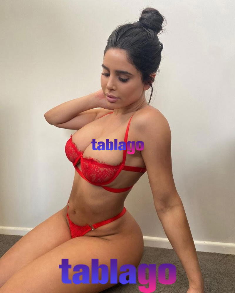 Camilita apacionada esperando complacer tus fantasías