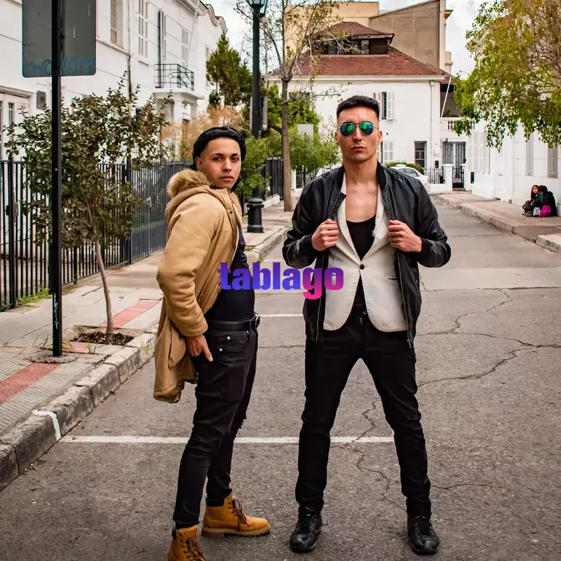 modelo atractivo y muy guapo