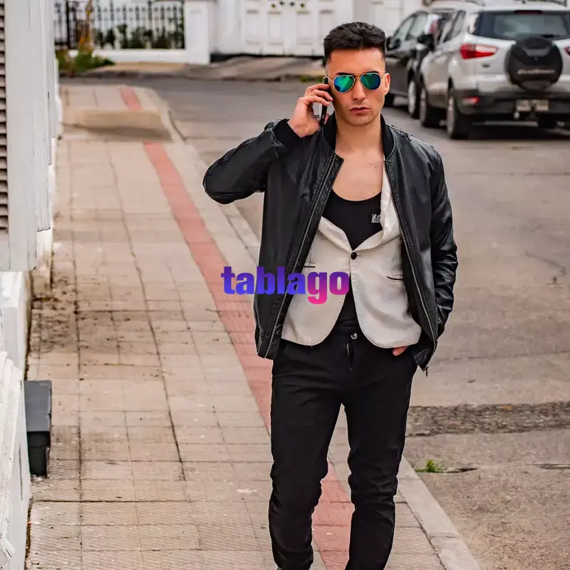 modelo atractivo y muy guapo