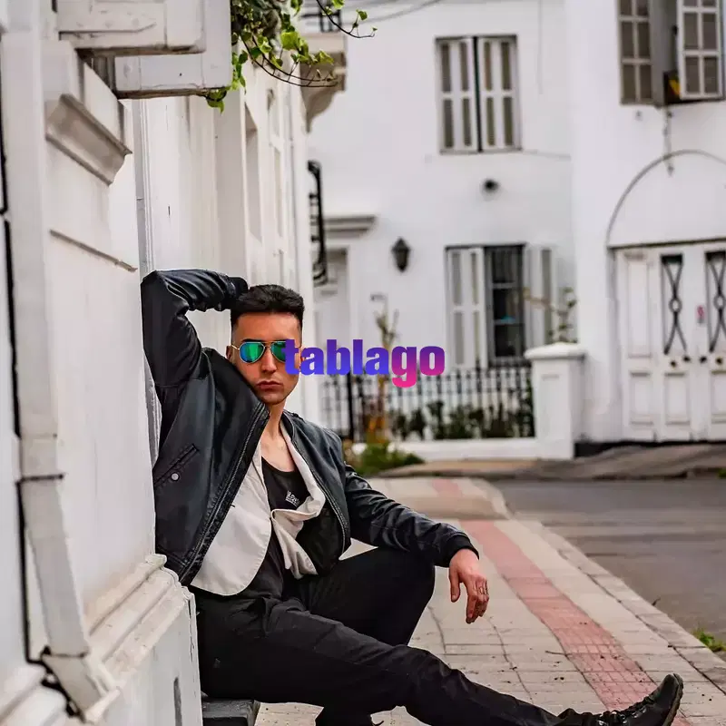 modelo atractivo y muy guapo