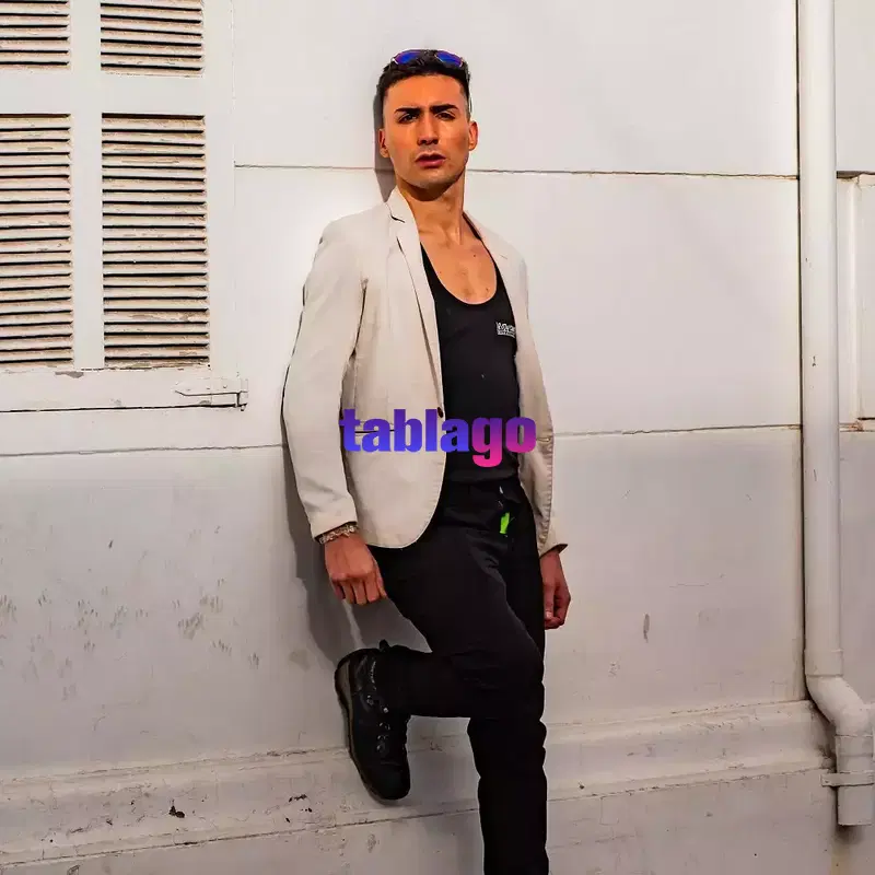 modelo atractivo y muy guapo