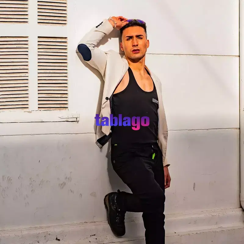 modelo atractivo y muy guapo