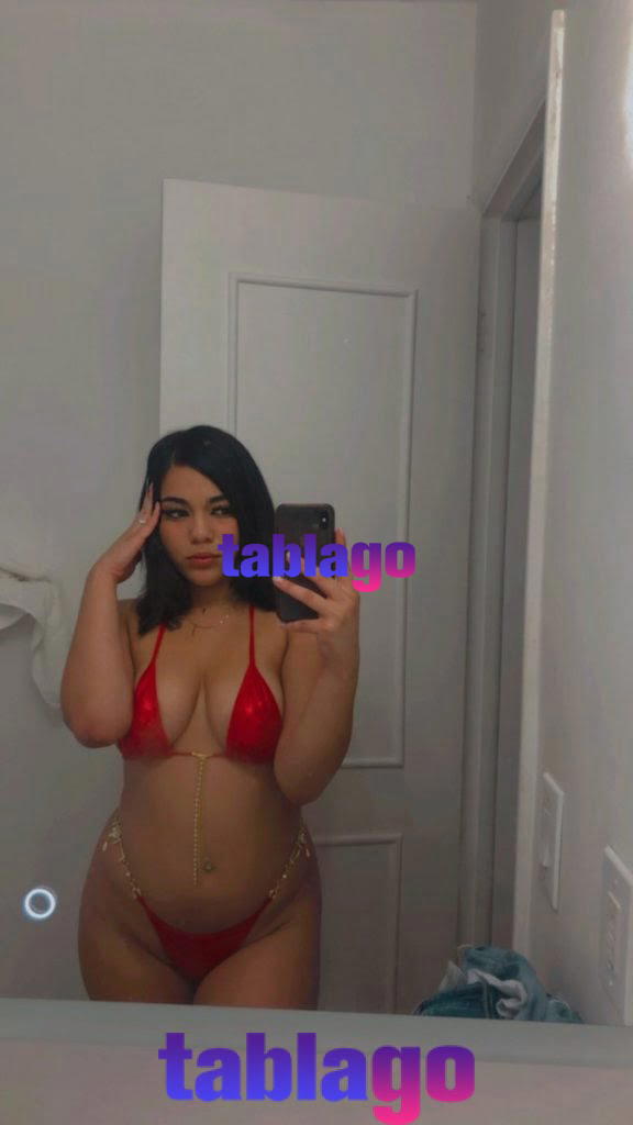 Nalgona y juguetona playboy