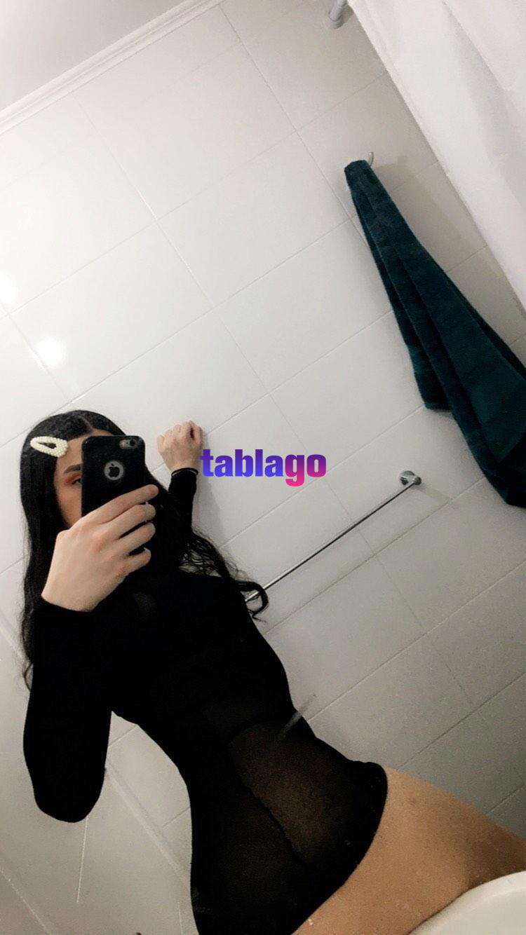 ANDREA SOLTERA CON GANAS DE COMERTE TODO