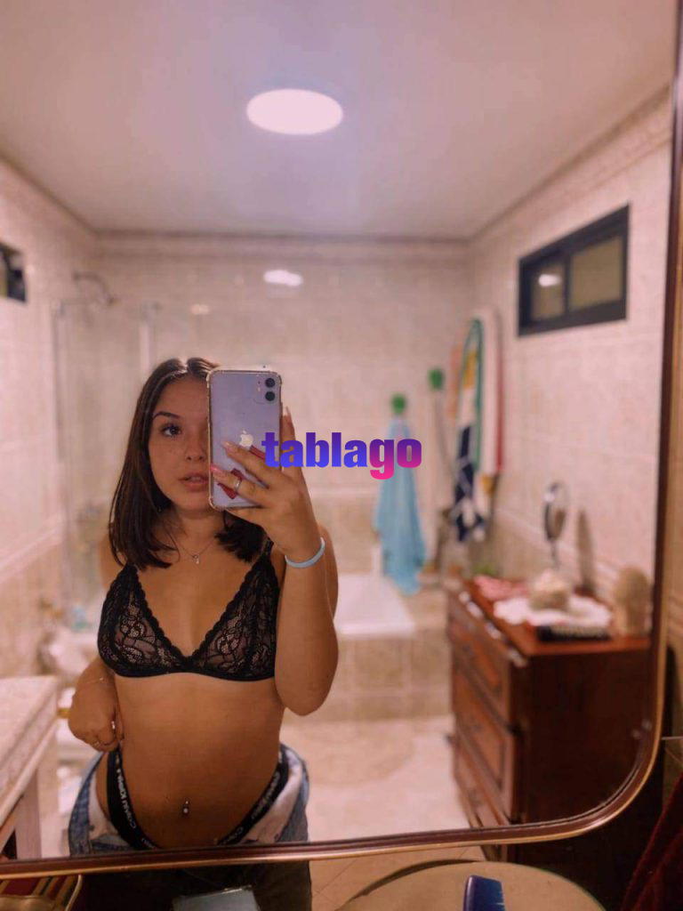 Camilita caliente y juguetona