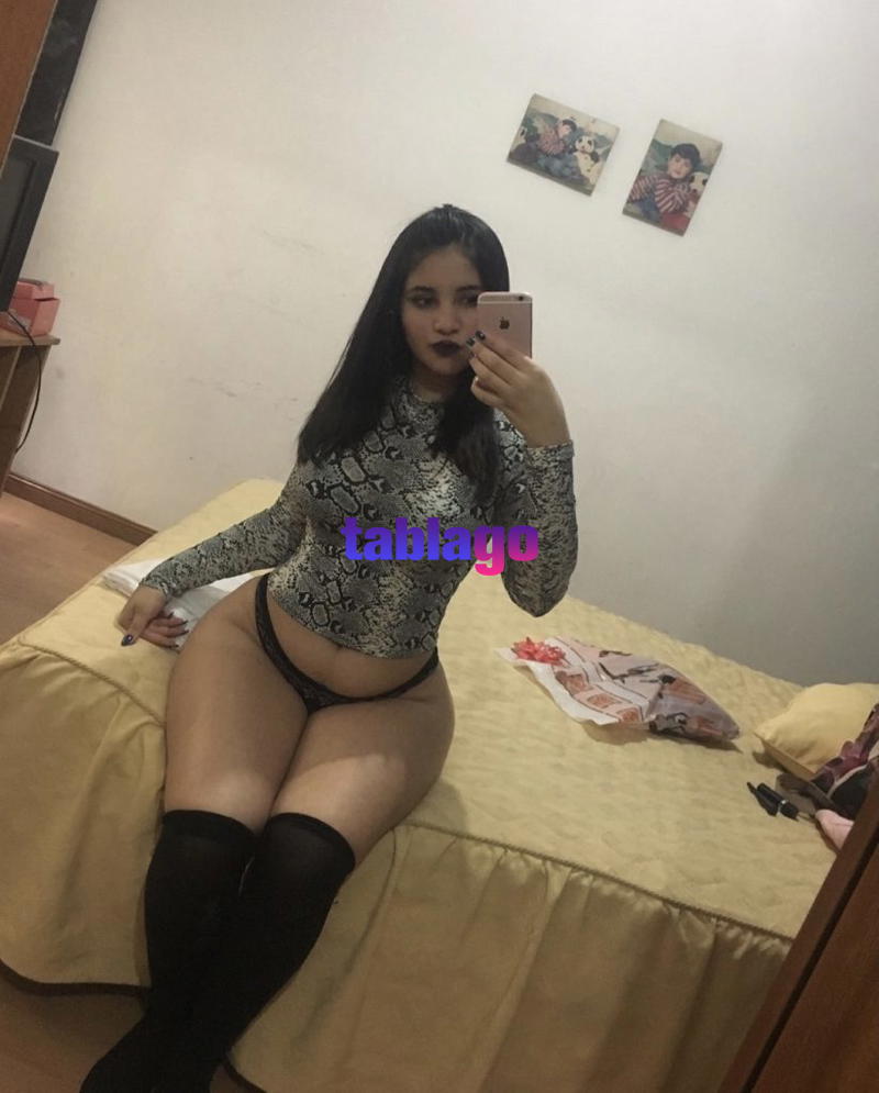 Alondra atractiva dama de compañia