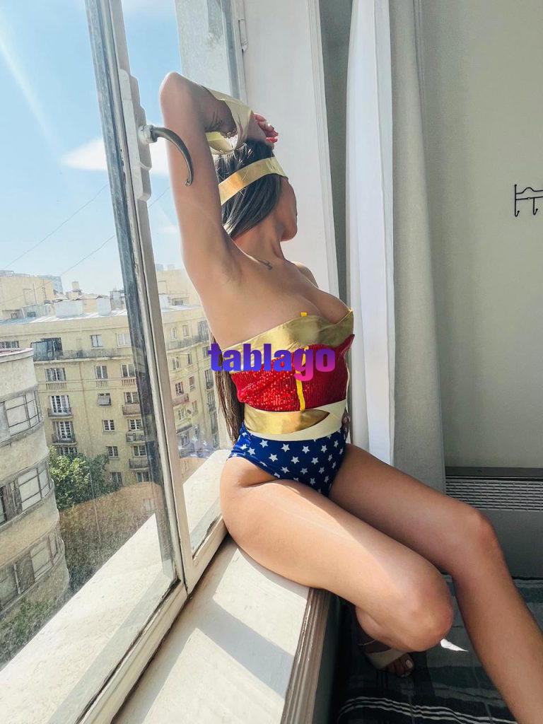 Colombiana hermosa con ricas tetas lista para una paja rusa