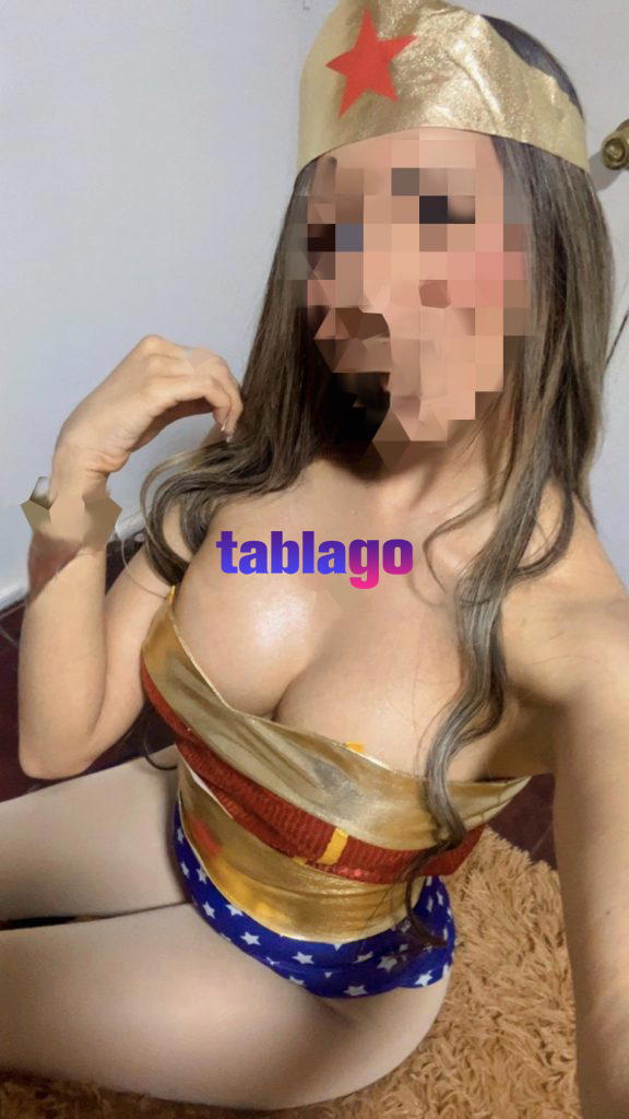 Colombiana hermosa con ricas tetas lista para una paja rusa
