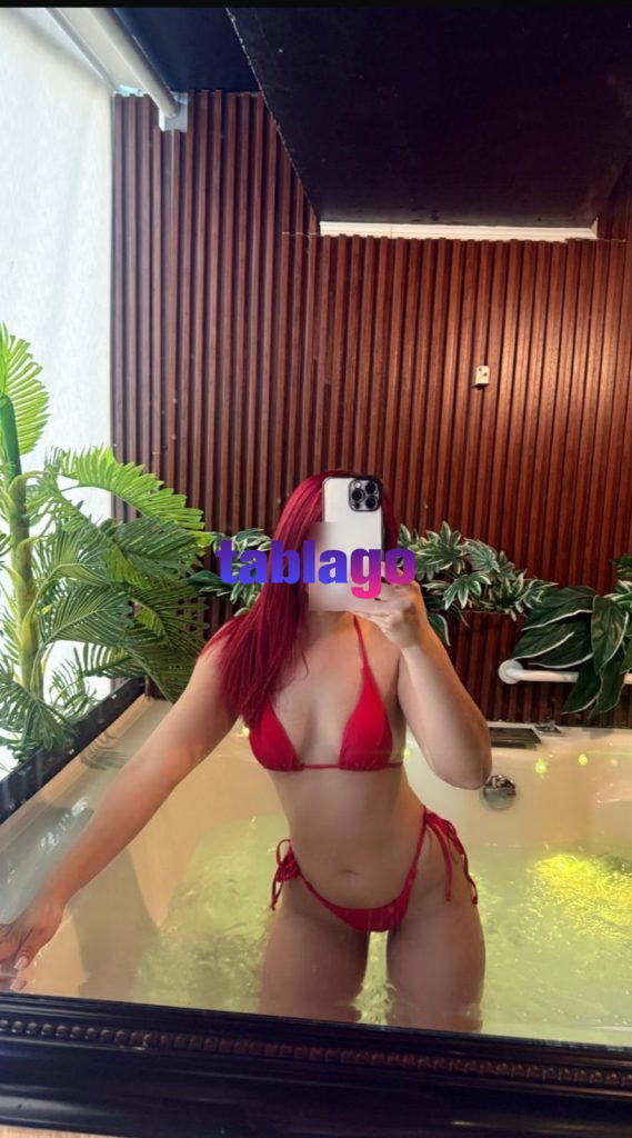 Roxy jovencita masajista complaciente y sensual