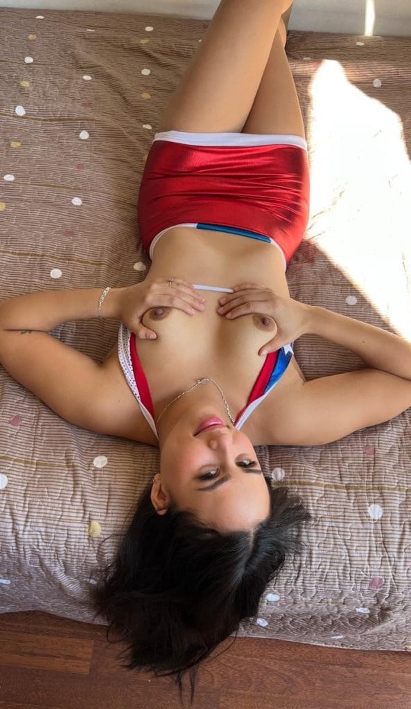 preciosa jovencita de 18 añitos recién cumplidos iniciando bien apretadita…