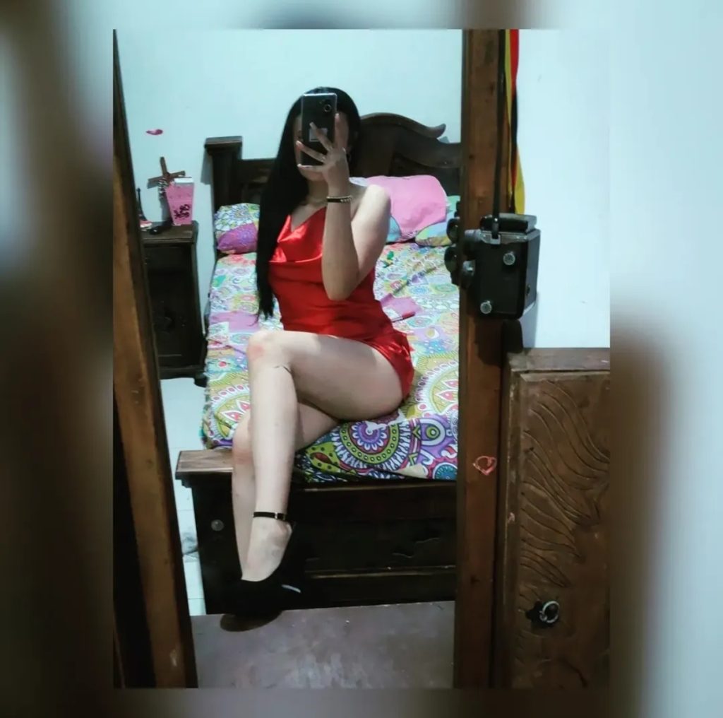 Colombiana veinteañera buscando hombres maduros