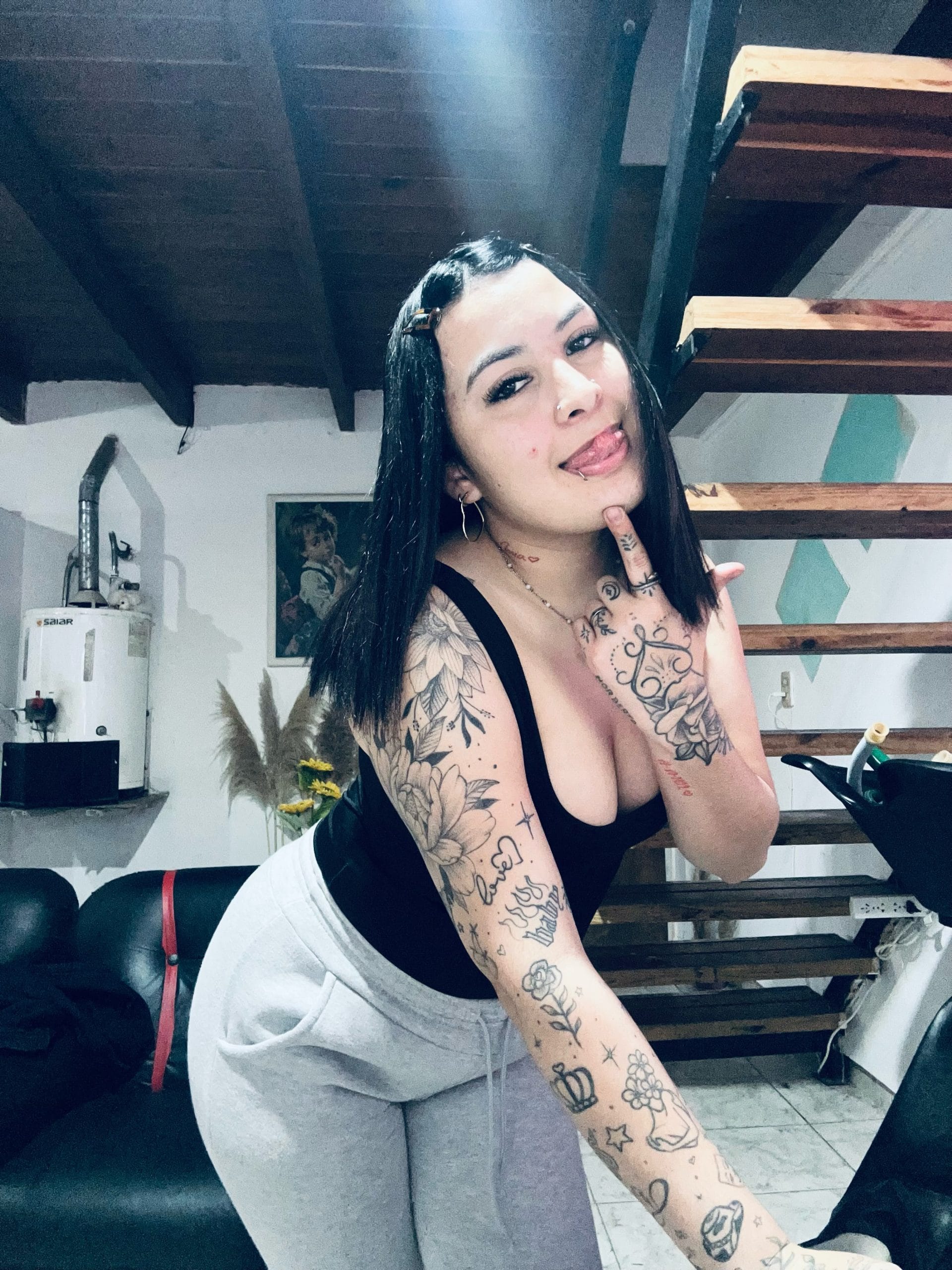 Amor hoy estoy iniciándome Ven a conocerme 🥺 La pasaremos rico Soy independiente ☺️ Soy arrechita Extranjera Te toy bes