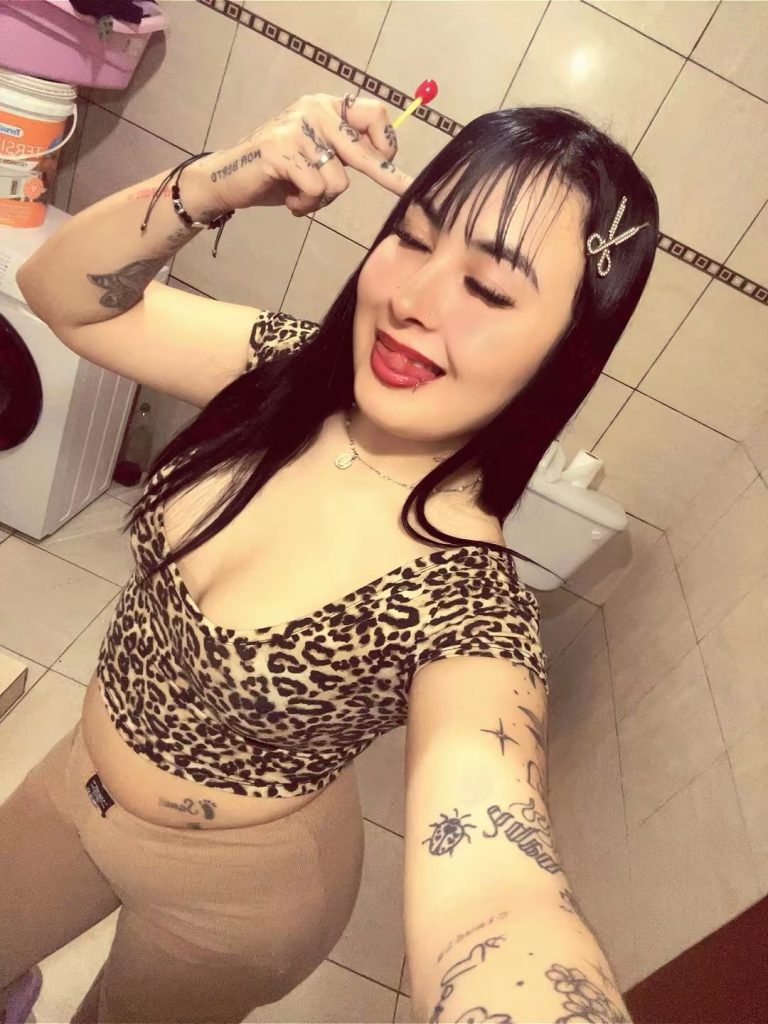 Crees que puedes conmigo? 📸 Fotos reales, sin engaños 🔥 Ven a follarme hasta que te quedes