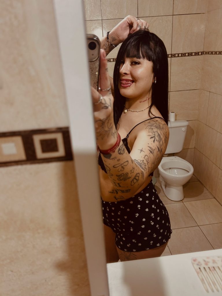 🎢 Mi cuerpo es tu parque de diversiones: 💋 Acaríciame 💋 Bésame 💖 Me encanta ser tu cariñosa en la cama…
